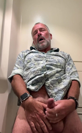 Couldn't Hold It in Any Longer! Train Wank