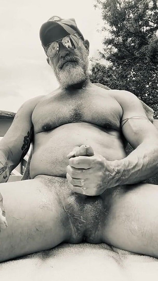 B&w Outdoor Bate