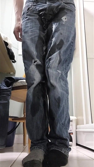 Sexy Jeans Pissing