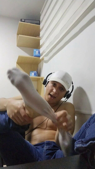 The Latino with the Big Feet