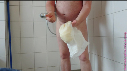 Nylonjunge Incontinence Test 2, Urine