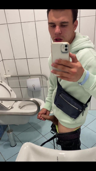 I Can't Miss the Opportunity to Masturbate in Toilet