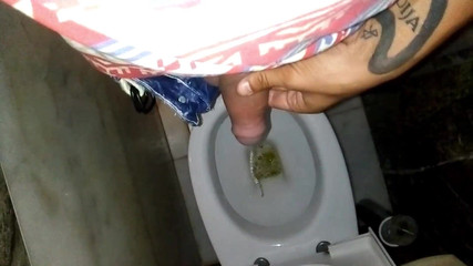 Twink Pissing 1 Minute at the Bar Toilet